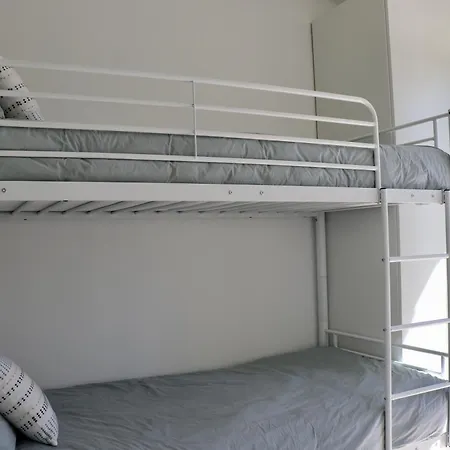Splendid 3-bedroom For 6 People בית נופש